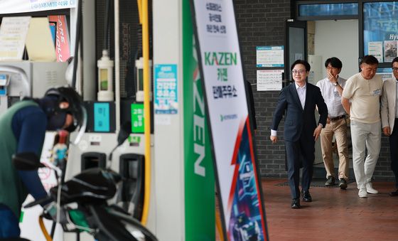 착한주유소 방문하는 김정관 장관