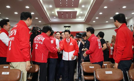 경남 후보들과 인사하는 장동혁 대표
