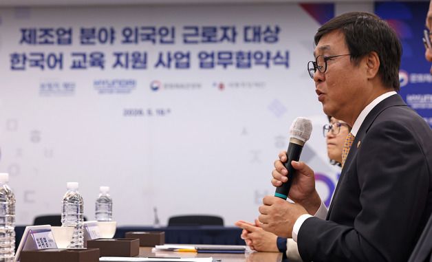 인사말하는 최휘영 장관