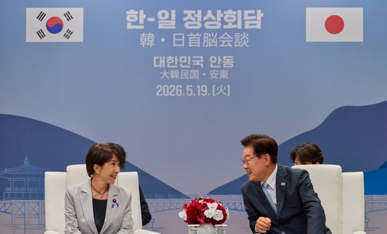 마주 보는 한일 정상