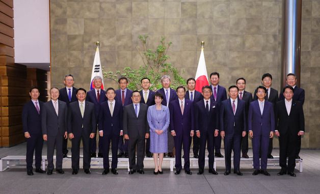 다카이치 총리 예방하는 구자열 회장