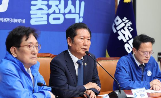 오뚝유세단 출정식 발언하는 정청래 대표