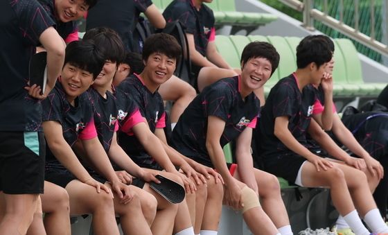 훈련장에서 미소 짓는 북한 내고향여자축구단