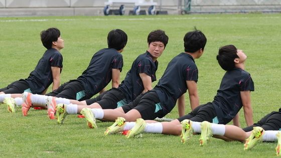 공식 훈련 나선 北 내고향여자축구단