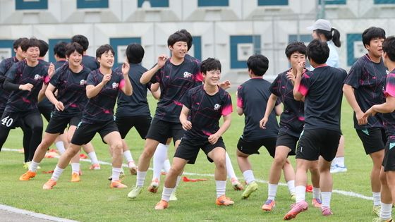 밝은 미소 지으며 훈련하는 北 내고향여자축구단