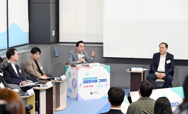 자유 토론하는 박홍근 장관