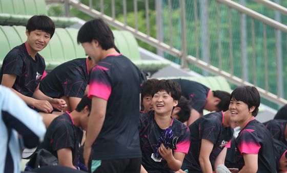 밝은 표정의 북한 내고향여자축구단 선수들