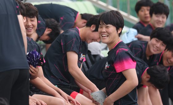 공개 훈련 앞둔 북한 내고향여자축구단 선수들
