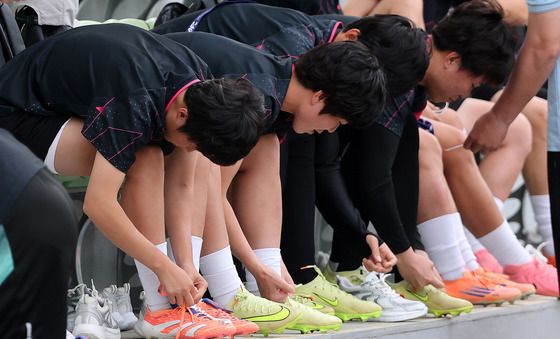 훈련 준비하는 북한 내고향여자축구단