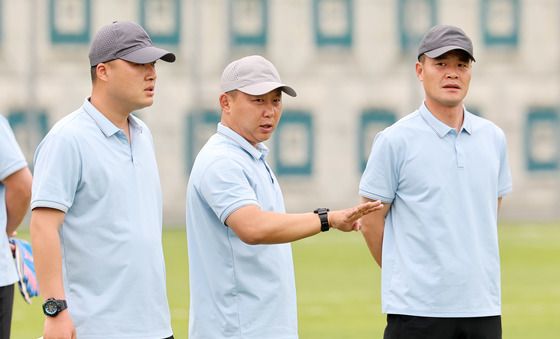 코치진과 대화 나누는 리유일 내고향여자축구단 감독