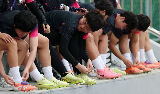 나이키 축구화 신은 북한 내고향여자축구단 선수들