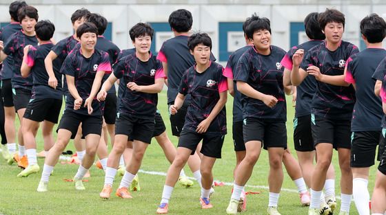 내고향여자축구단, 미소 속 담금질