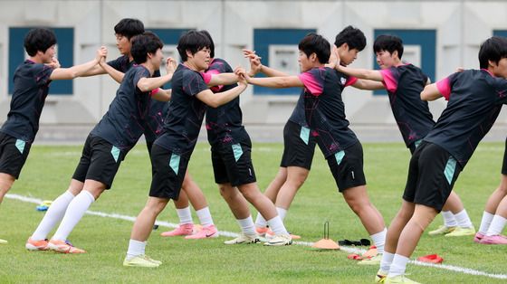 몸 푸는 북한 내고향여자축구단 선수들