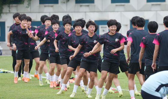밝은 표정으로 훈련하는 北 내고향여자축구단 선수들