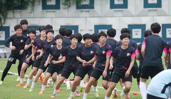 밝은 표정으로 훈련하는 北 내고향여자축구단 선수들
