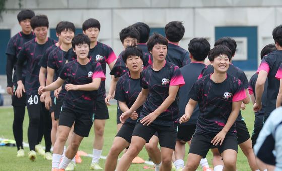 훈련하는 북한 여자축구팀