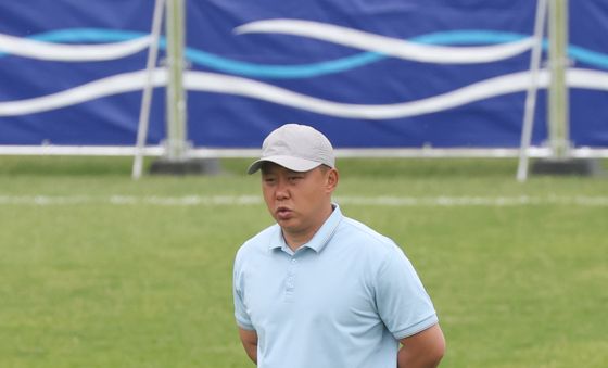 훈련 지켜보는 리유일 감독