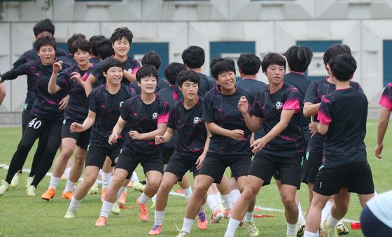 훈련하는 북한 여자축구팀