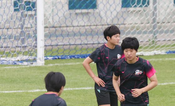 밝은 표정으로 훈련하는 北 내고향여자축구단 선수들