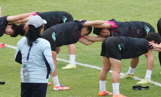 몸푸는 北 내고향여자축구단 선수들