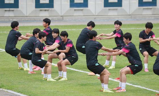 몸푸는 北 내고향여자축구단 선수들