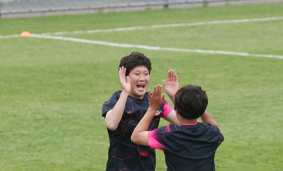 몸푸는 北 내고향여자축구단 선수들