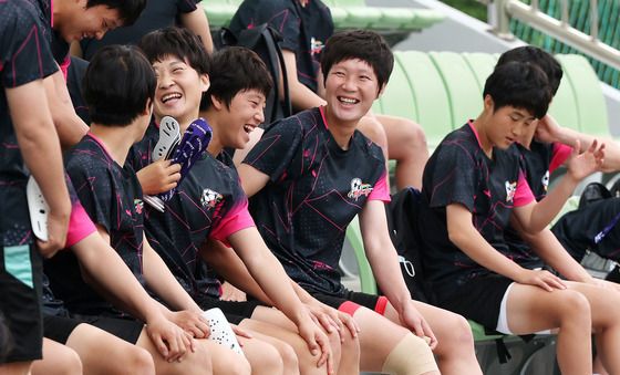 긴장 대신 미소 띤 북한 선수들