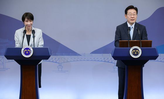 공동언론발표하는 한일 정상