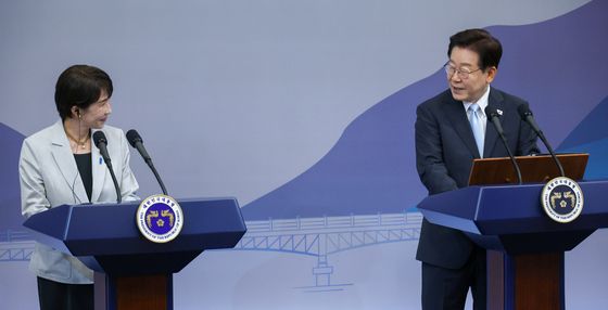 마주 보는 한일 정상