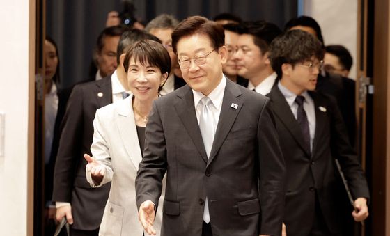 공동언론발표하는 한일 정상