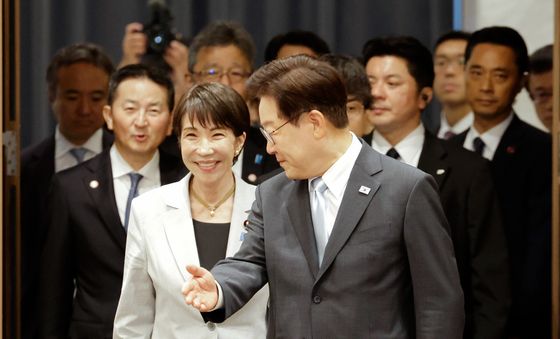 함께 입장하는 한일 정상