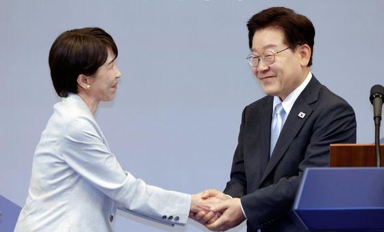 한일 정상, 공동언론발표 악수