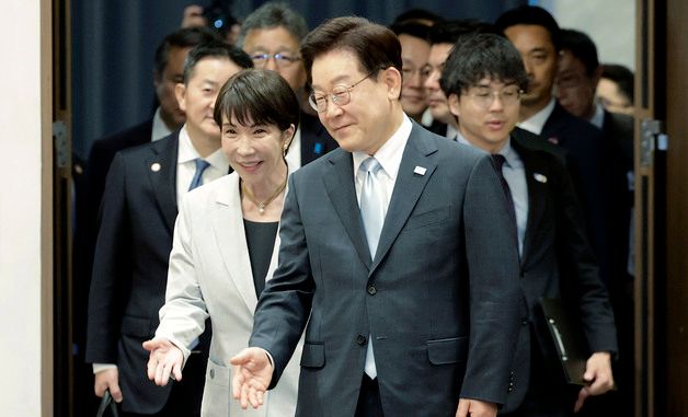 입장하는 한일 정상