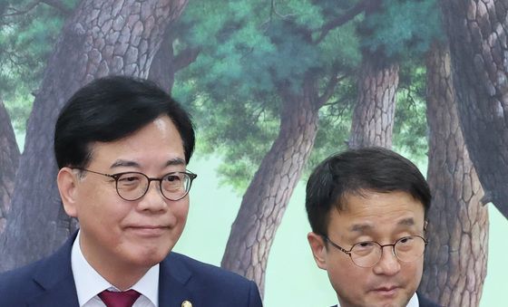 운영위원장실 나서는 한병도·송언석