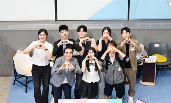 박홍근 기획예산처 장관 '청년들과 그리는 하트'