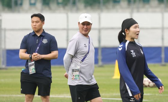 훈련 지켜보는 박길영 감독