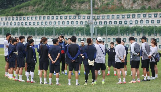 훈련 시작하는 수원FC 위민 선수들