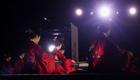 '화려한 조명 아래'