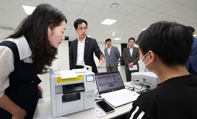 사전투표 모의시험 참관하는 김민재 행안부 차관
