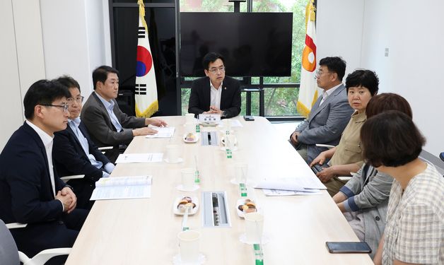 사전투표소 준비상황 보고받는 김민재 행안부 차관