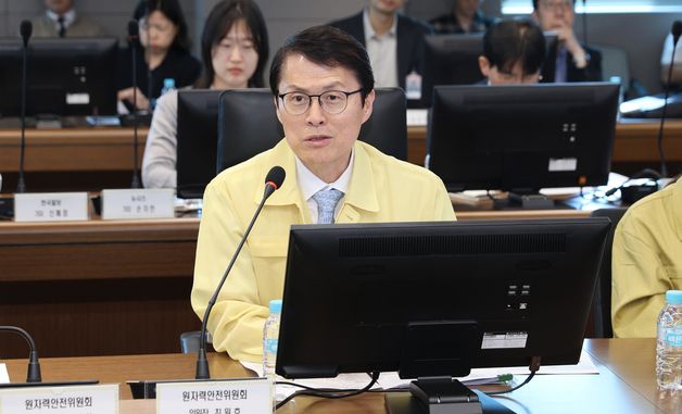 원전 현장 점검 중 발언하는 원안위원장