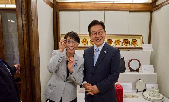 선물 받은 안경테 착용한 이재명 대통령