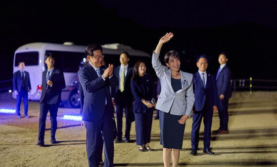 시민들에게 인사하는 다카이치 총리