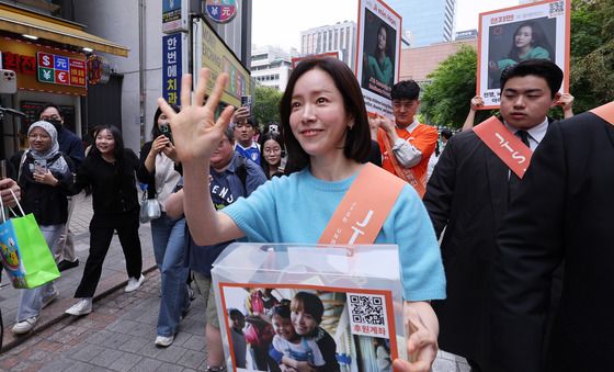 '명동에 뜬 미소천사' 한지민