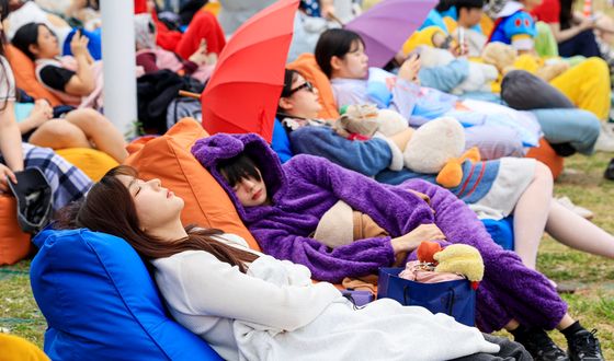 봄날 여의도 한강공원에서 열린 '2026 한강 잠퍼자기 대회'