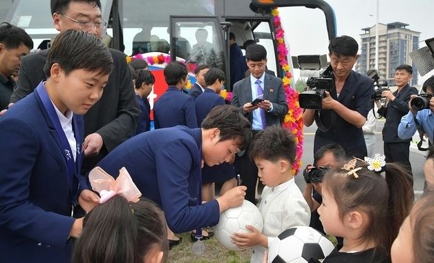 북한 U-17 여자축구팀, 평양서 환영 행사