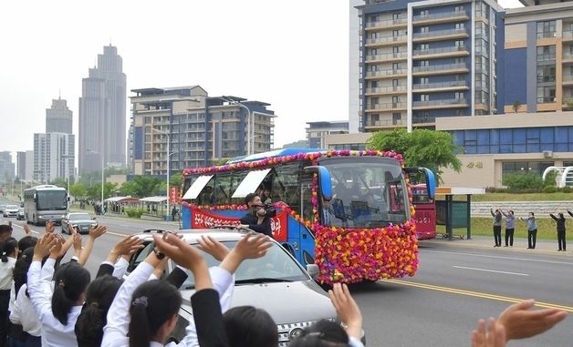 금메달과 함께 귀국한 북한 여자축구 선수들