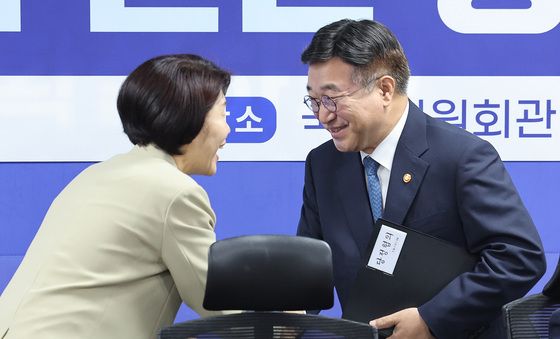 인사하는 한정애·윤호중