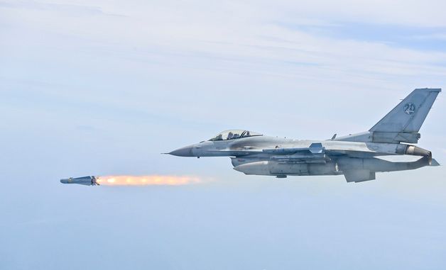 공대지 실사격 훈련하는 KF-16 전투기
