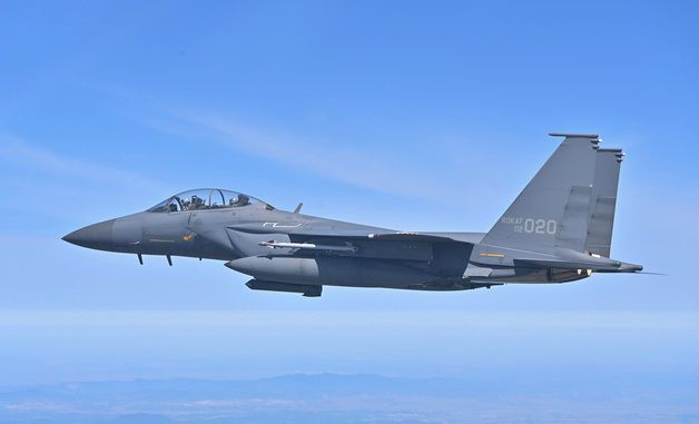 임무공역 향해 비행하는 F-15K 전투기